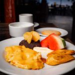 huevos, platanos, frijoles volteados, queso y fruta