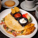 omelette con frijoles volteados, queso y crema