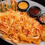 Nachos con guacamol, queso y salsa